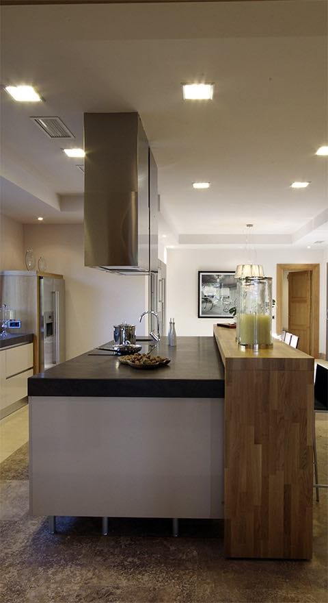 480-R-tino-proyectos-villa-lujo-sotogrande-provenza-cocina-travertino-classico