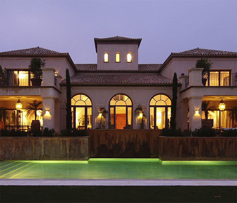 780-R-tino-proyectos-villa-lujo-sotogrande-provenza-ambientes-blanco-carrara-travertino-classico