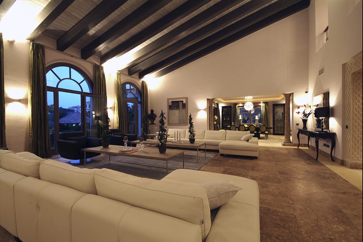 IMAGE6-tino-proyectos-villa-lujo-sotogrande-provenza-salon-travertino-classico