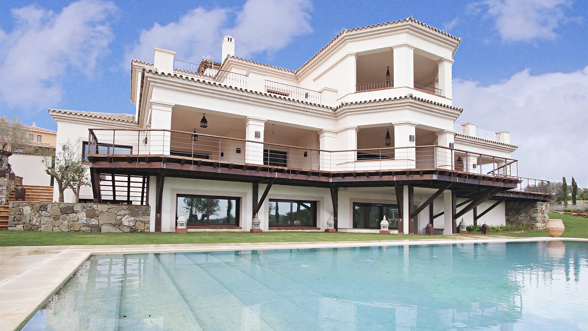 header-tino-proyectos-villa-lujo-mairena-marbella-exteriores-crema-golden