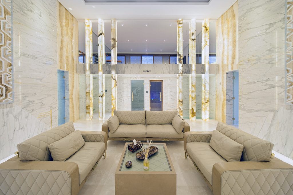 villa4-marbella-1200-tino-proyectos-villa-lujo-zagaleta-marbella-interiores-calacatta-bookmatch-onyx-blanco-crema-bianco copia