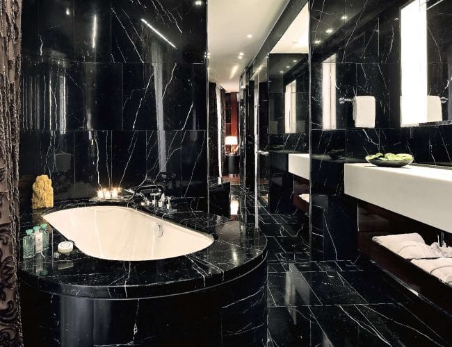 Marquina Black marble bathroom at Hotel Bulgari London - Baño de mármol Negro Marquina en el Hotel Bulgari de Londres