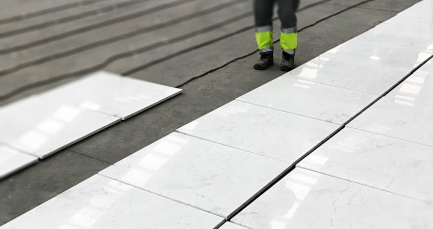 Extendido en seco de revestimientos de mármol