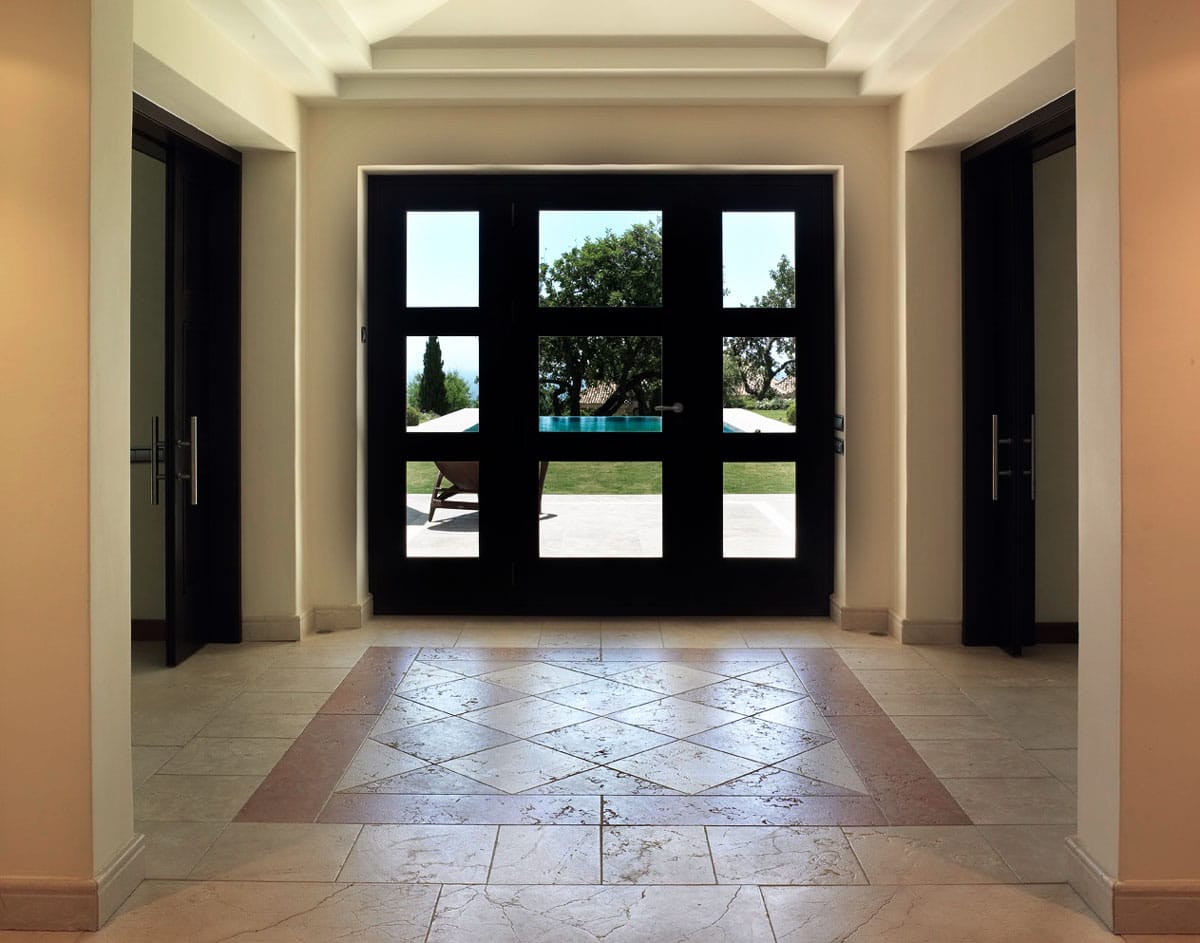 Suelo ajedrezado de mármol Travertino Classico y Blanco Perlino - Chess marble floor with Travertine Classic and Perlino White