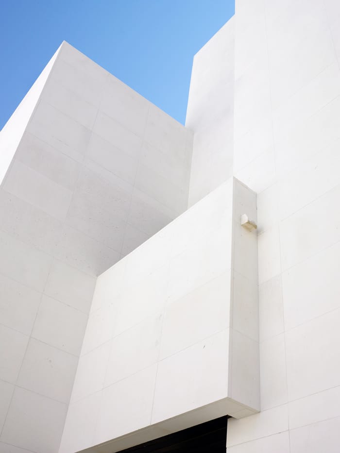 Fachada piedra caliza blanca Caliza Luna - White limestone facade Caliza Luna - contrapicado