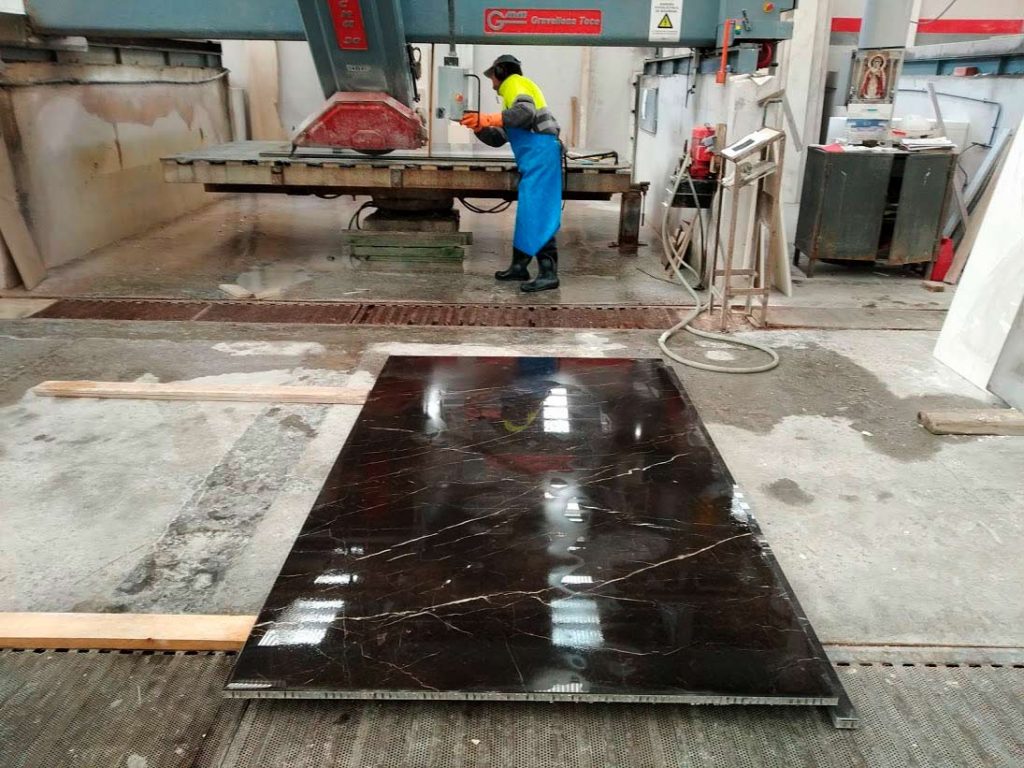 First slab Saint Laurent marble bookmatch - Bookmatch de mármol Saint Laurent primera placa