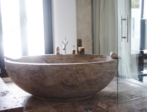 Solid travertine bathtub: a unique sculpture at home