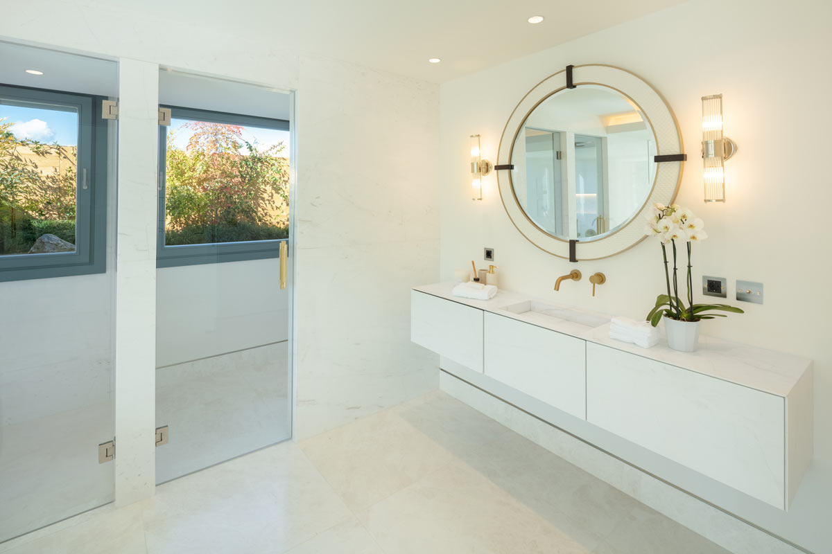 Iceberg White marble bathroom and marble vanity - Villa VIII -Mueble de mármol y baño de mármol Blanco Iceberg.