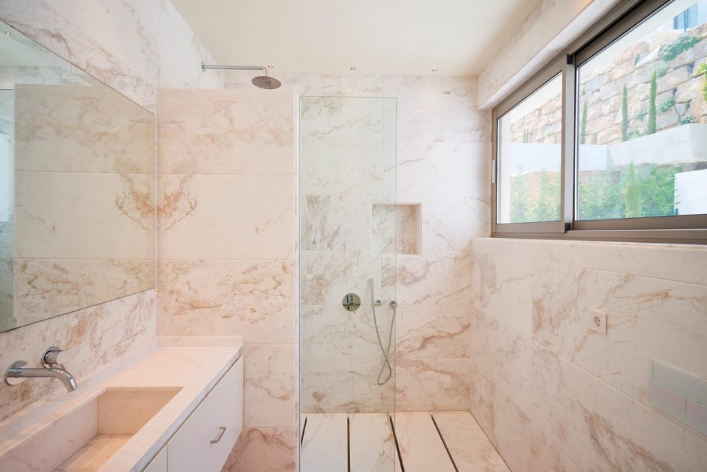 Baño mármol Blanco Nebula - Villa IX - Nebula White marble bathroom Baño mármol Blanco Nebula - Villa IX - Nebula White marble bathroom