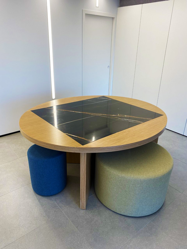 Mesa redonda de madera con incrustación de mármol negro - Round wooden table with black marble inlay