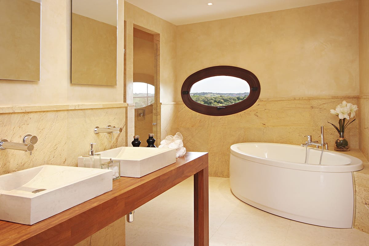 image2-tino-proyectos-villa-lujo-mairena-marbella-banos-amarillo-triana