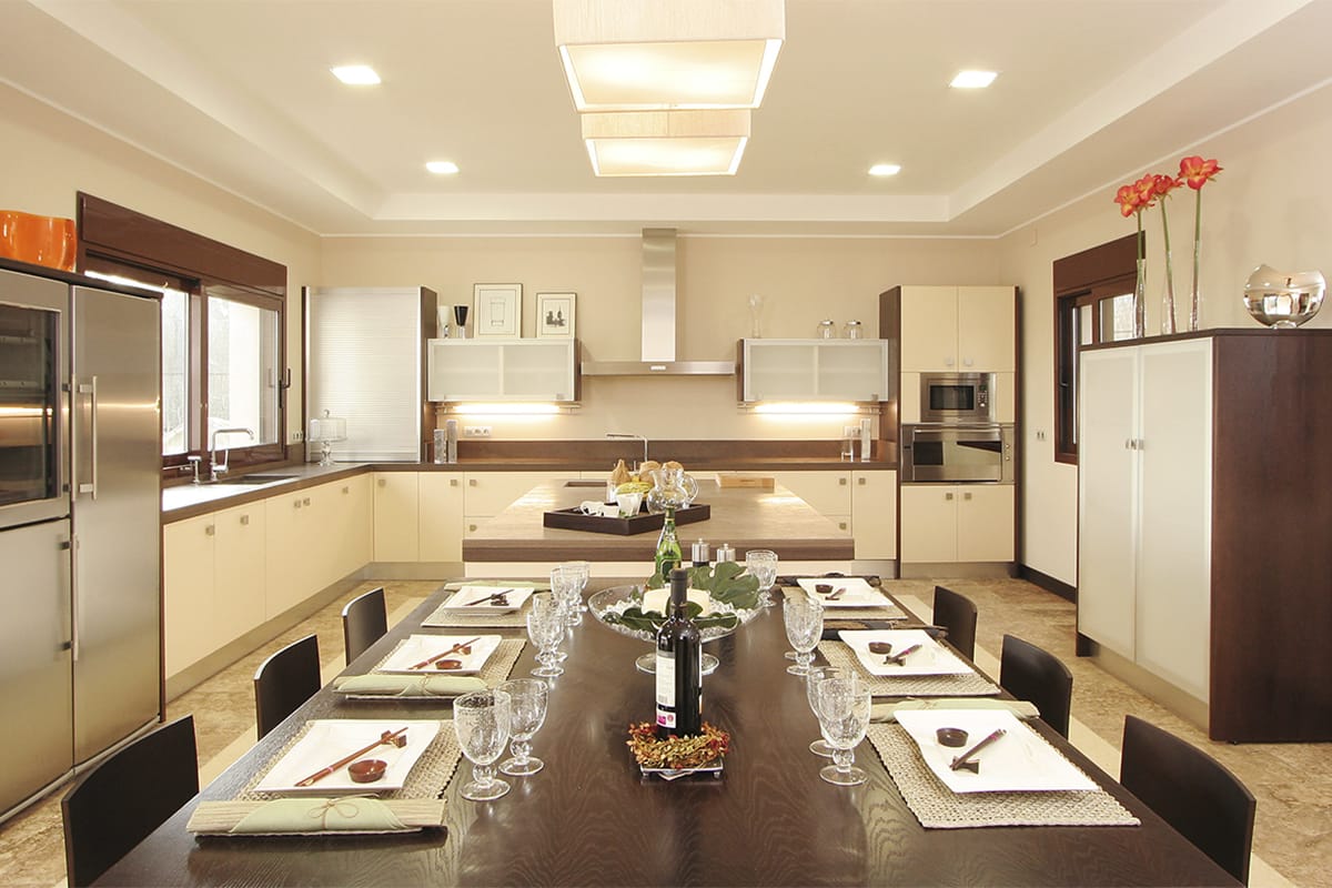 image4-tino-proyectos-villa-lujo-mairena-marbella-cocina-crema-golden-travertino-olivillo