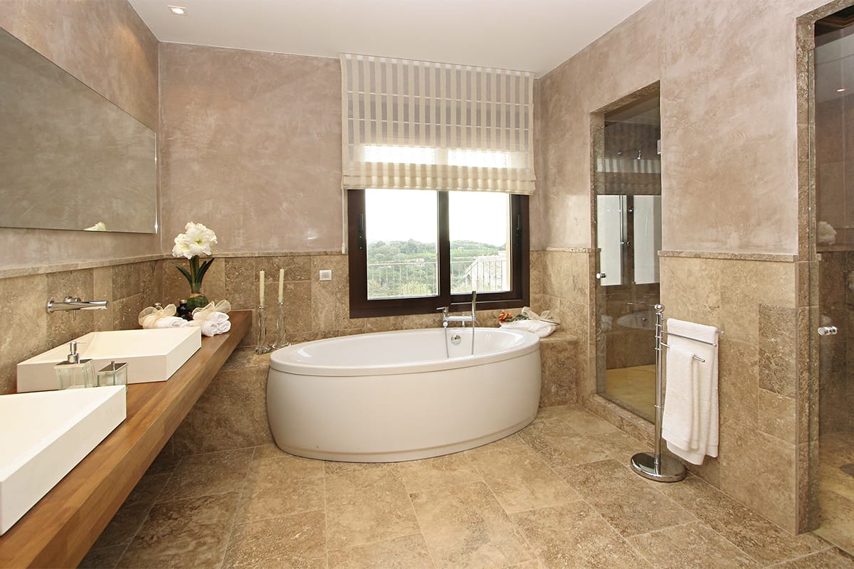image5-tino-proyectos-villa-lujo-mairena-marbella-banos-travertino-olivillo
