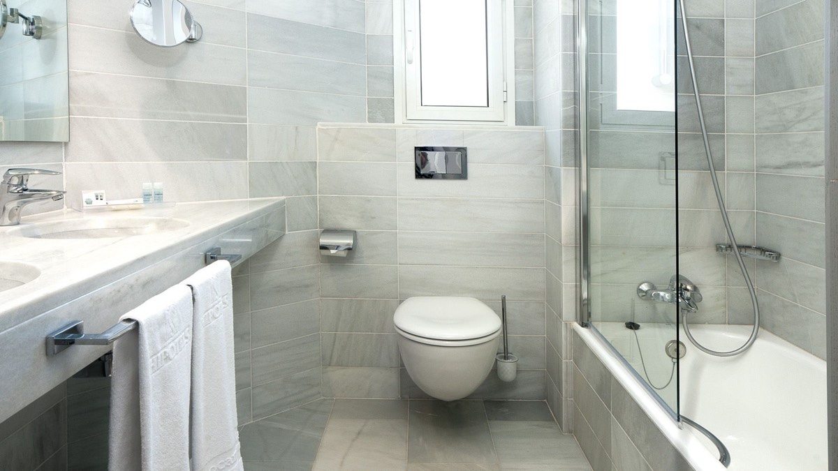 3b-hotel-hipo-campo-playa-mallorca-bano-blanco-macael