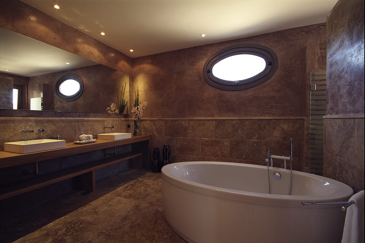 IMAGE5-R-tino-proyectos-villa-lujo-sotogrande-provenza-bano-travertino-classico